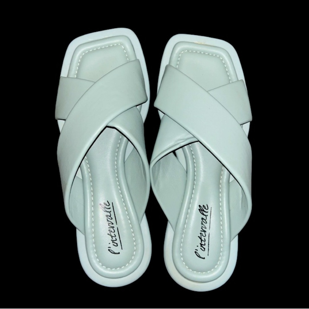 L’intervalle Sage Green Cross Sandals in size 9 / 9.5